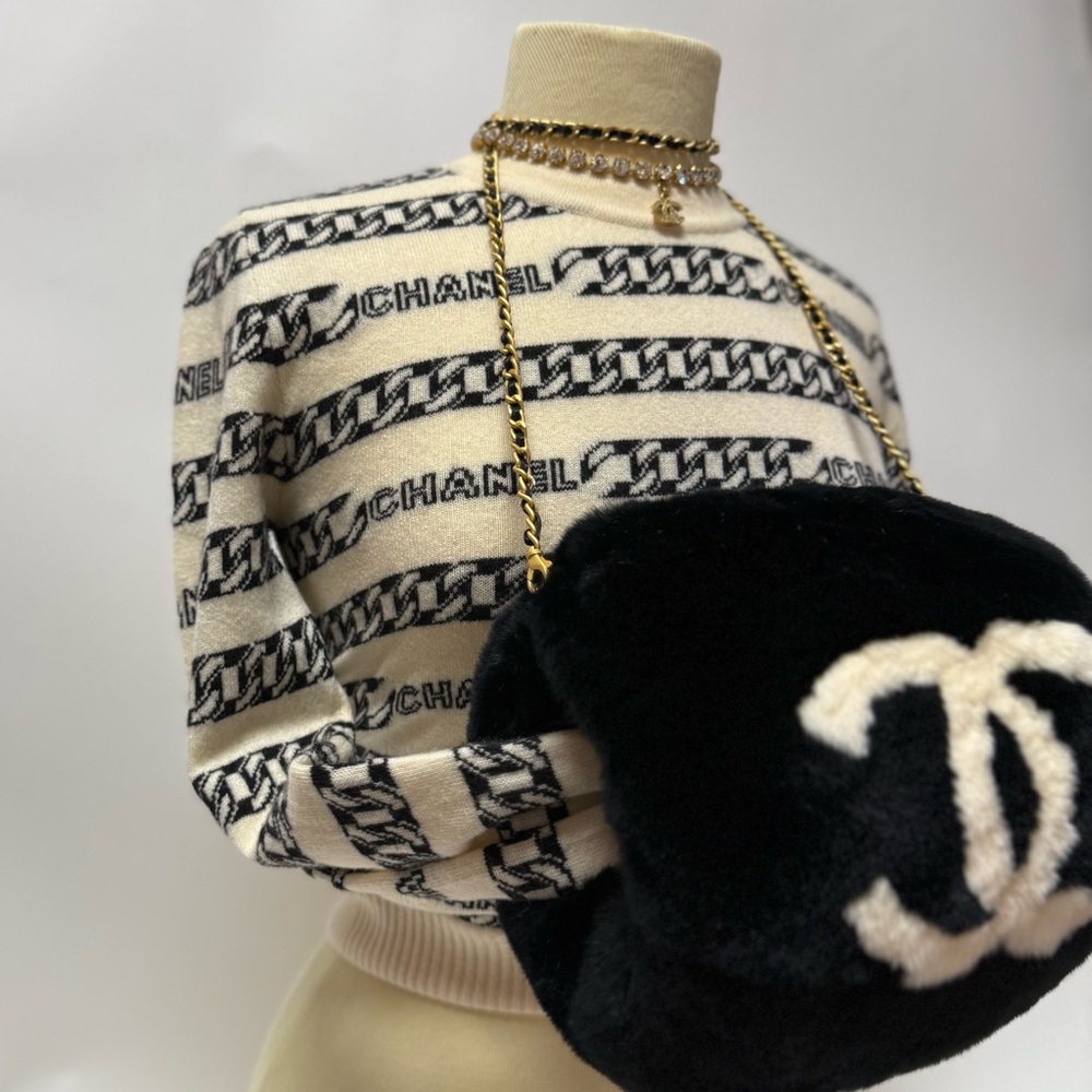 Vintage Chanel 01 Fall CC Logo Muff Black Fur Bag Black - Picture 3 of 15